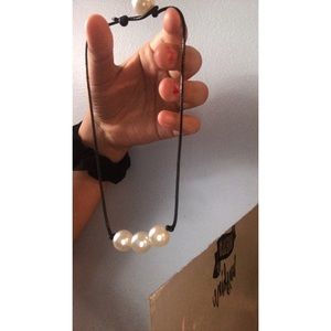 A three pearled choker/necklace